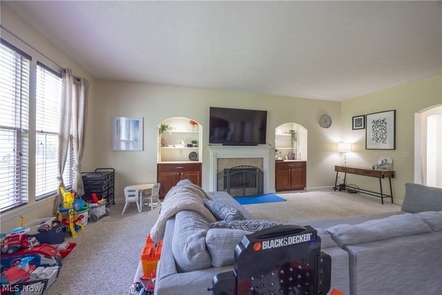 8856 Oakbrook Circle, Twinsburg, OH 44087