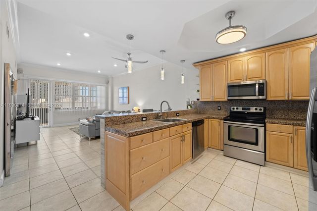 3725 S Ocean Dr PH18, Hollywood, FL 33019