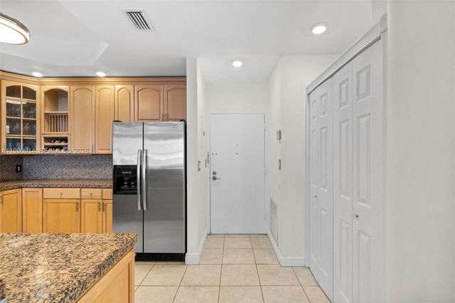 3725 S Ocean Dr PH18, Hollywood, FL 33019