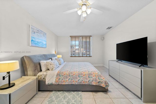 3725 S Ocean Dr PH18, Hollywood, FL 33019