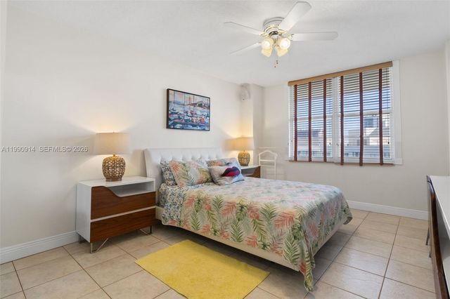 3725 S Ocean Dr PH18, Hollywood, FL 33019