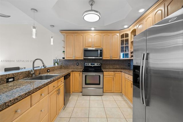 3725 S Ocean Dr PH18, Hollywood, FL 33019