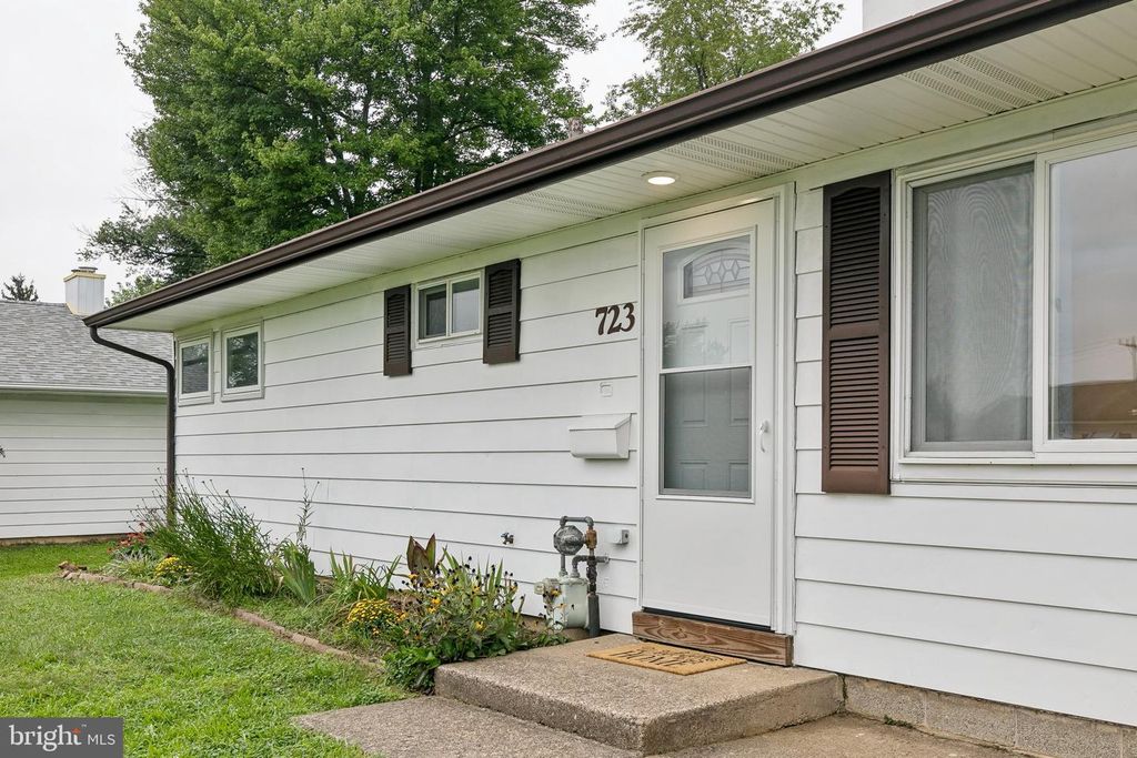 723 AUBURN RD, FAIRLESS HILLS, PA 19030 — photo 2