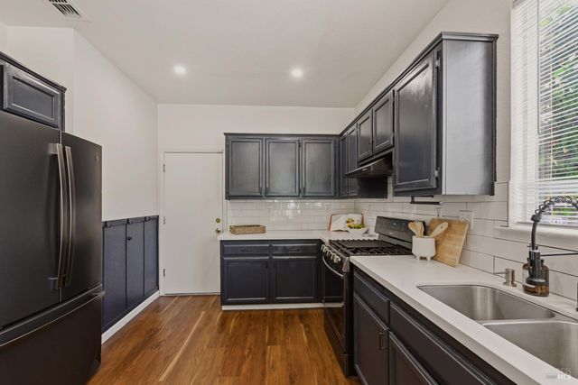 517 Edenderry Dr, Vacaville, CA 95688