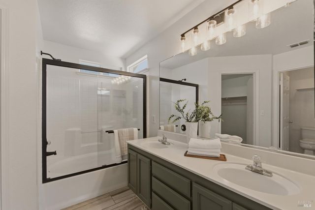 517 Edenderry Dr, Vacaville, CA 95688