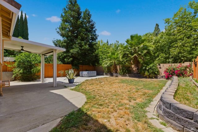517 Edenderry Dr, Vacaville, CA 95688
