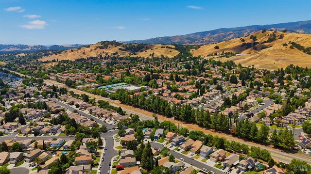 517 Edenderry Dr, Vacaville, CA 95688