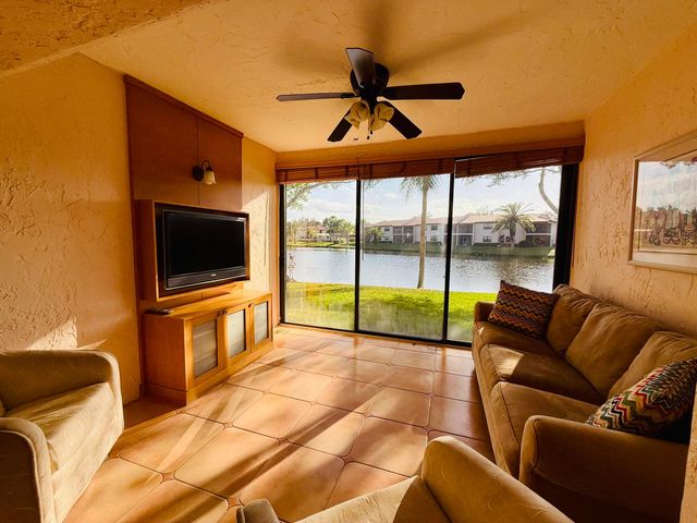 9261 Vista Del Lago, Boca Raton, FL 33428