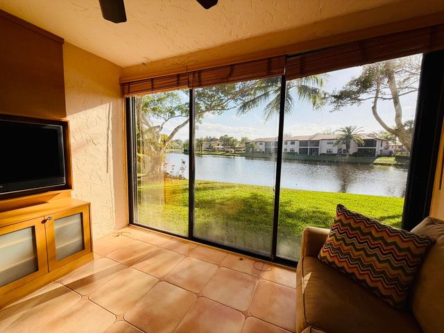 9261 Vista Del Lago, Boca Raton, FL 33428