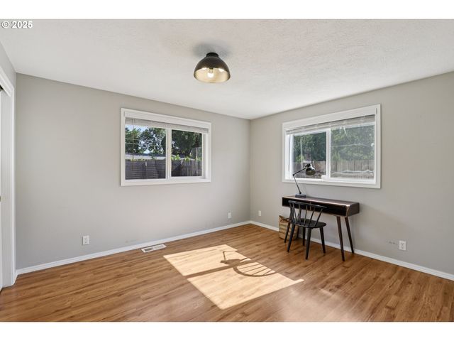 126 Sw FLEISHAUER Ln, Mc Minnville, OR 97128
