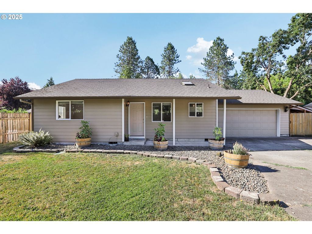 126 Sw FLEISHAUER Ln, Mc Minnville, OR 97128