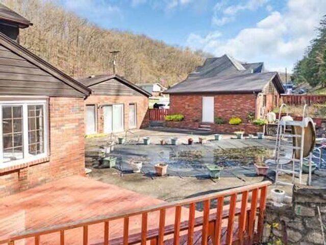 152 Daniels, Banner, KY 41603