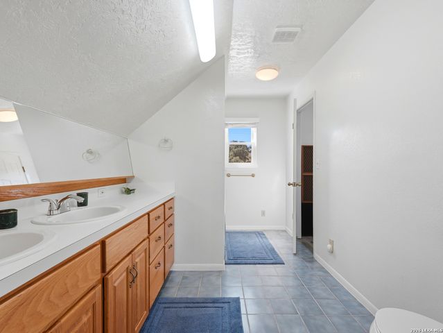 450 Stagecoach Dr, Canyon Lake, TX 78133