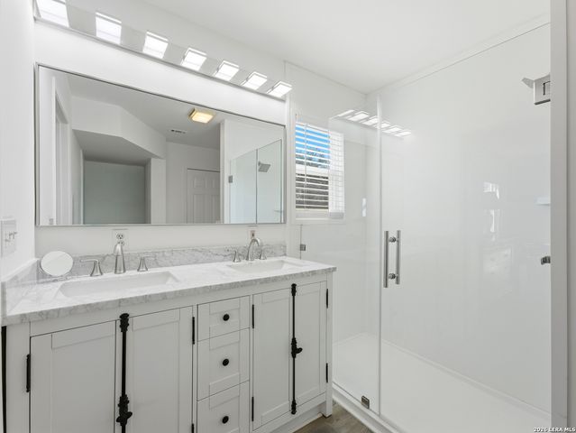 450 Stagecoach Dr, Canyon Lake, TX 78133