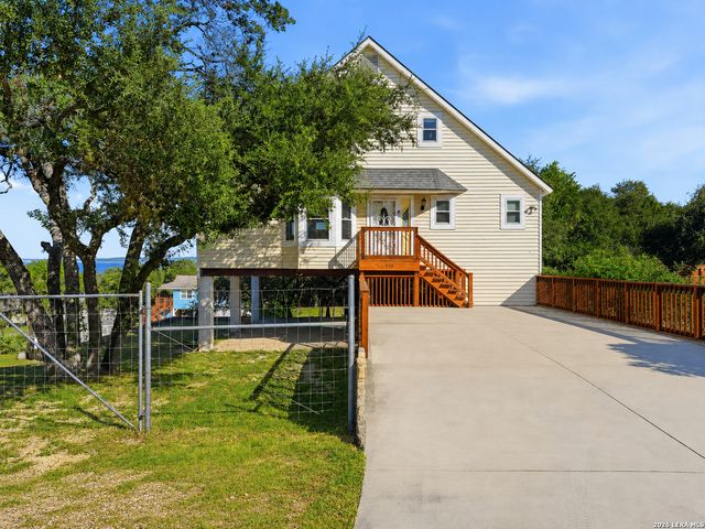 450 Stagecoach Dr, Canyon Lake, TX 78133