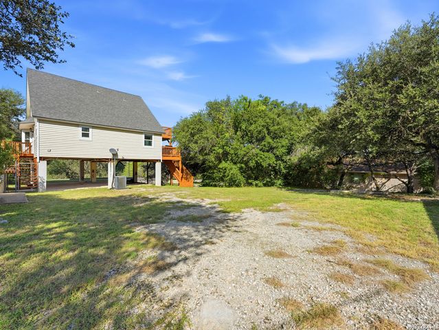 450 Stagecoach Dr, Canyon Lake, TX 78133