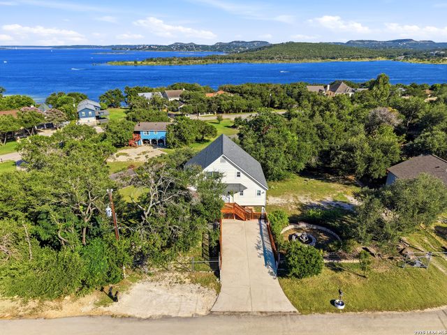 450 Stagecoach Dr, Canyon Lake, TX 78133