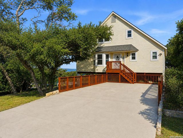 450 Stagecoach Dr, Canyon Lake, TX 78133