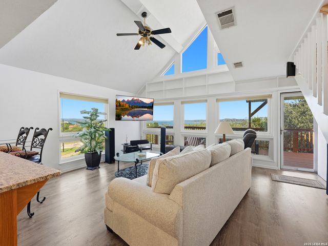 450 Stagecoach Dr, Canyon Lake, TX 78133