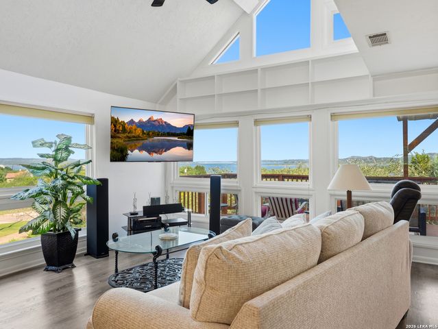 450 Stagecoach Dr, Canyon Lake, TX 78133