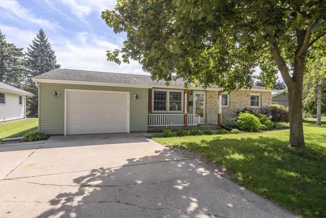 807 Meadowbrook DRIVE, West Bend, WI 53090