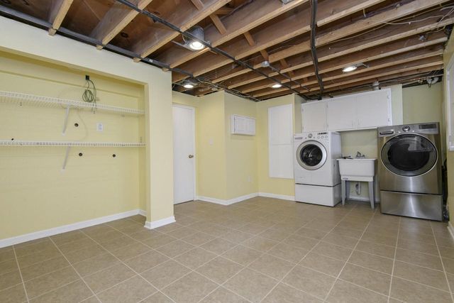 807 Meadowbrook DRIVE, West Bend, WI 53090