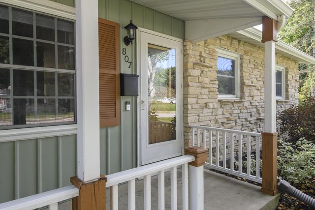 807 Meadowbrook DRIVE, West Bend, WI 53090