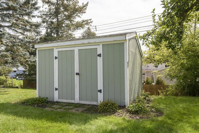 807 Meadowbrook DRIVE, West Bend, WI 53090