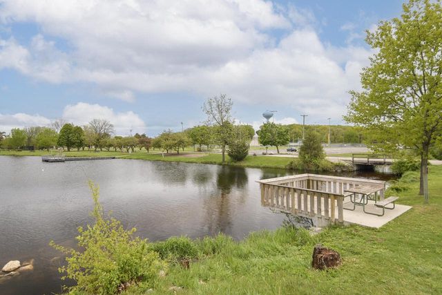 807 Meadowbrook DRIVE, West Bend, WI 53090