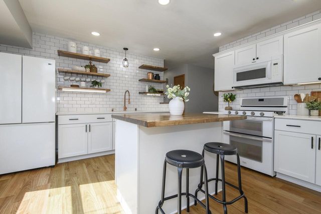 807 Meadowbrook DRIVE, West Bend, WI 53090