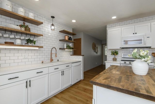 807 Meadowbrook DRIVE, West Bend, WI 53090