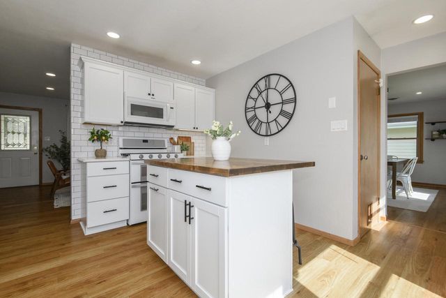 807 Meadowbrook DRIVE, West Bend, WI 53090