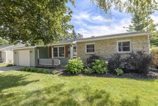 807 Meadowbrook DRIVE, West Bend, WI 53090