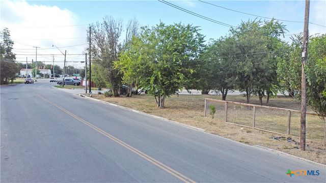 962 S Castell Avenue, New Braunfels, TX 78130