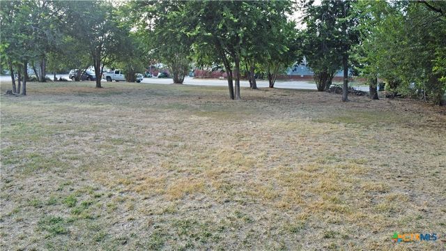 962 S Castell Avenue, New Braunfels, TX 78130