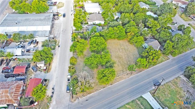962 S Castell Avenue, New Braunfels, TX 78130