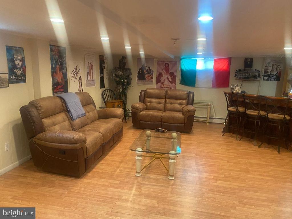 Image 9 of property listing at 633 TURF LN, Conshohocken, PA 19428