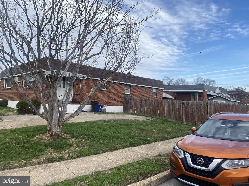 Image 2 of property listing at 633 TURF LN, Conshohocken, PA 19428