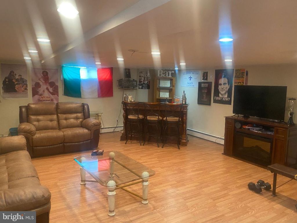 Image 8 of property listing at 633 TURF LN, Conshohocken, PA 19428