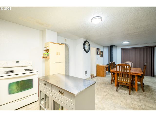 1245 Sw GILORR St, Mc Minnville, OR 97128