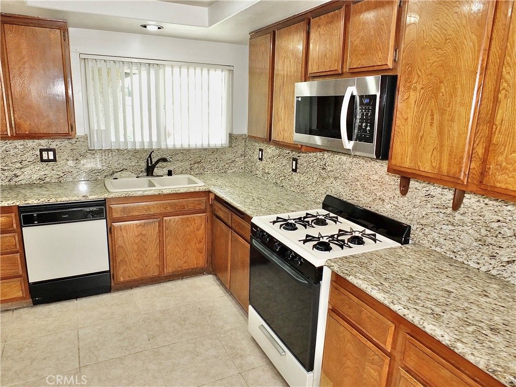 8485 Kington Way 11, Cypress, CA 90630 — photo 4