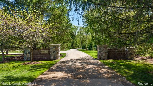 9716 Hadley Road, Clarkston, MI 48348