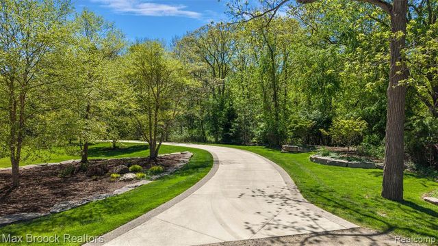 9716 Hadley Road, Clarkston, MI 48348