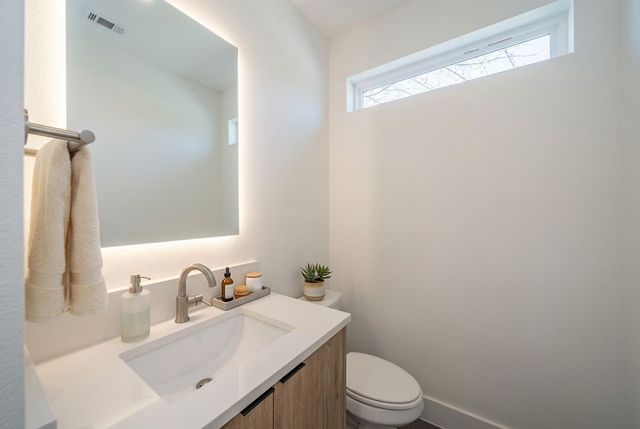 2523 Hondo Avenue 102, Dallas, TX 75219