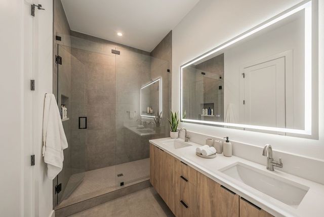 2523 Hondo Avenue 102, Dallas, TX 75219