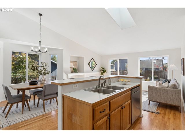 664 Se 10TH St, Troutdale, OR 97060