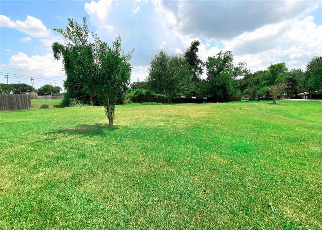 522 Irene Drive, Highlands, TX 77562