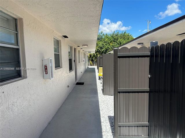 916 SW 10th St, Hallandale Beach, FL 33009