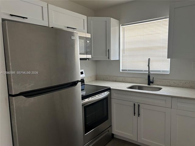 916 SW 10th St, Hallandale Beach, FL 33009