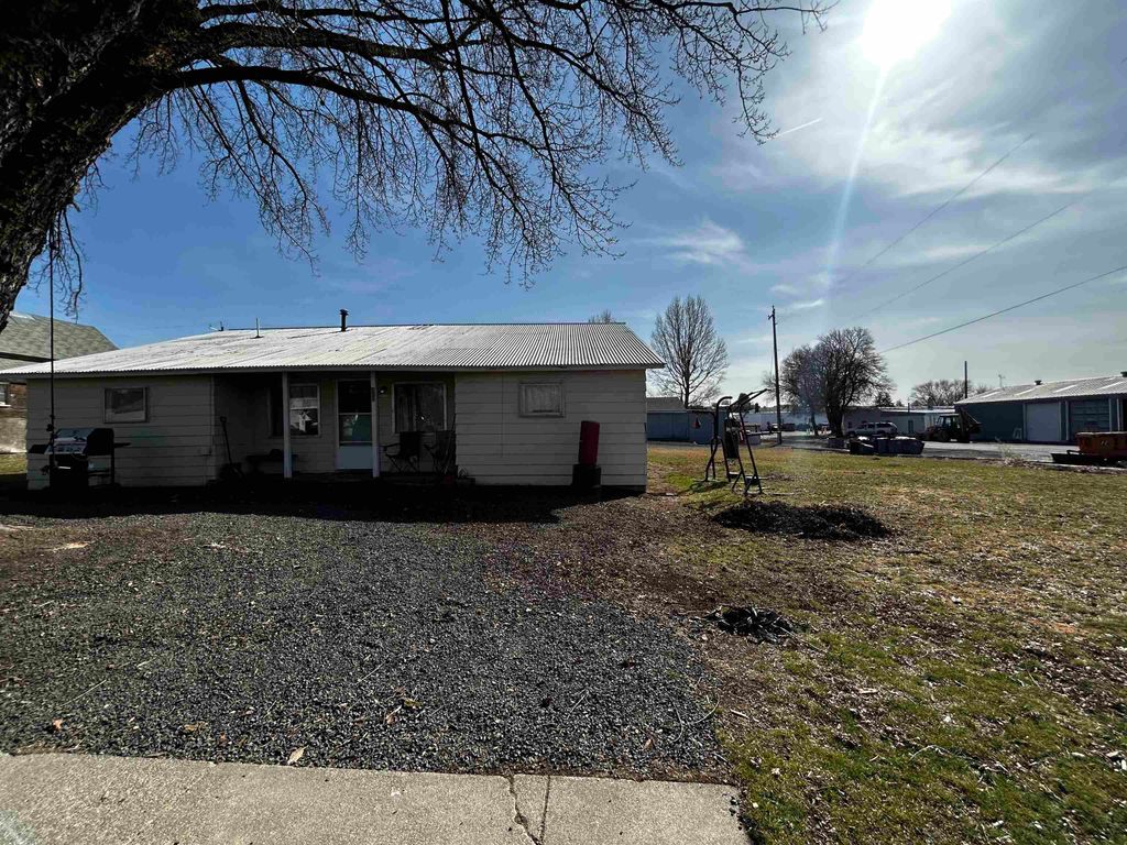 410 W Glover St, Harrington, WA 99134